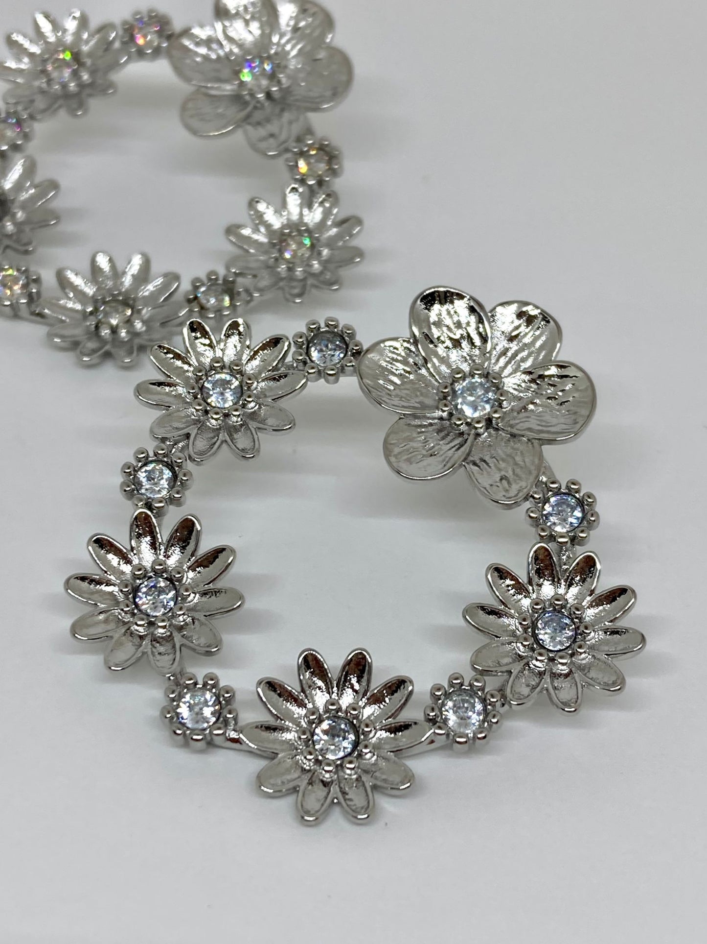 Boucles d’oreilles fleurs argentées