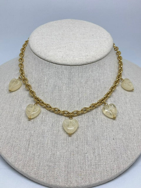 Collier grosse maille & cœurs translucides