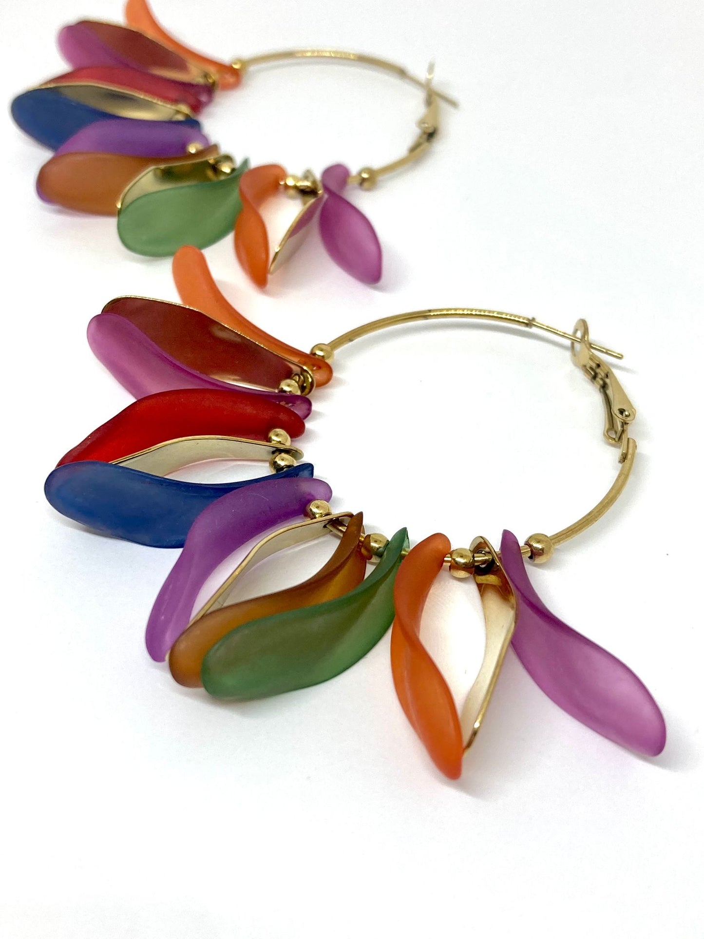 Créoles et pétales colorés