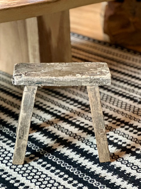 Tabouret d’écolier ancien en teck vieilli
