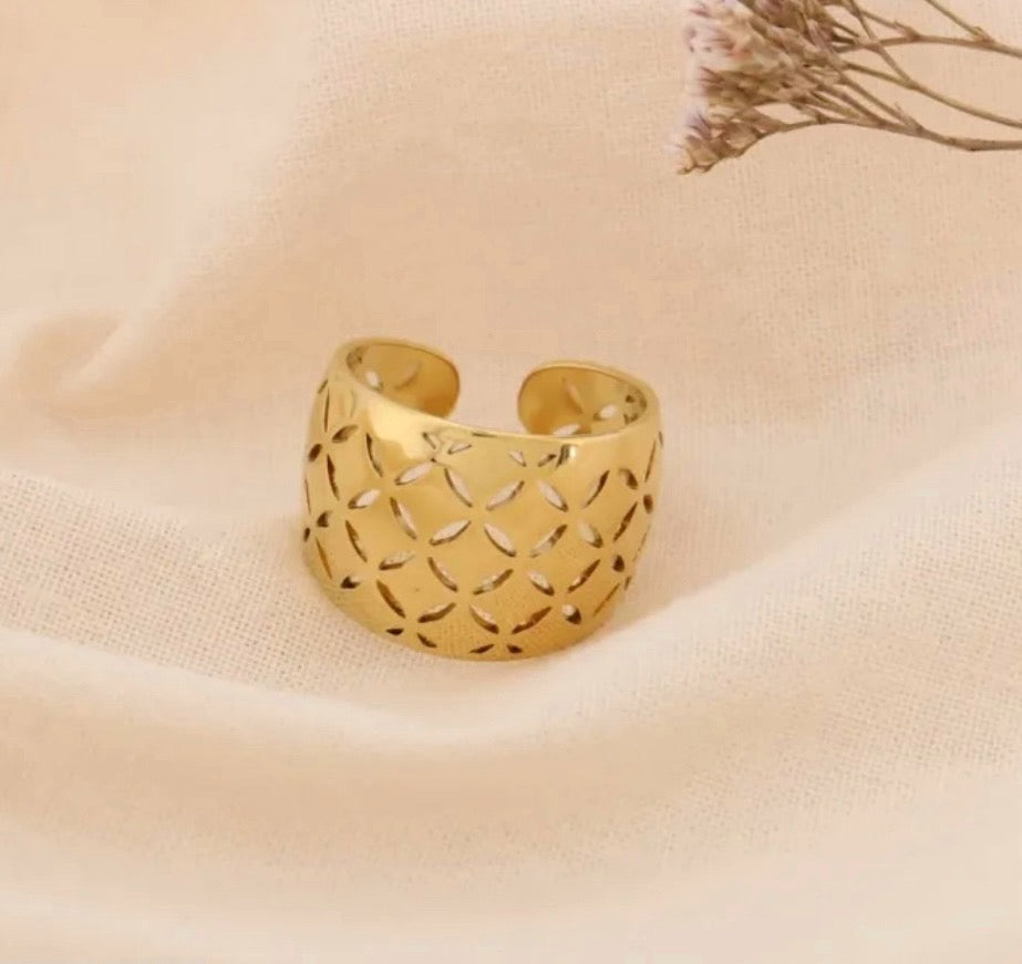 Bague chevalière motifs géométriques dorés