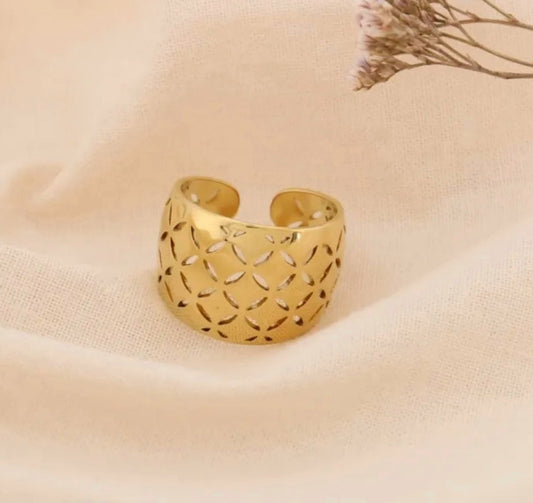 Bague chevalière motifs géométriques dorés