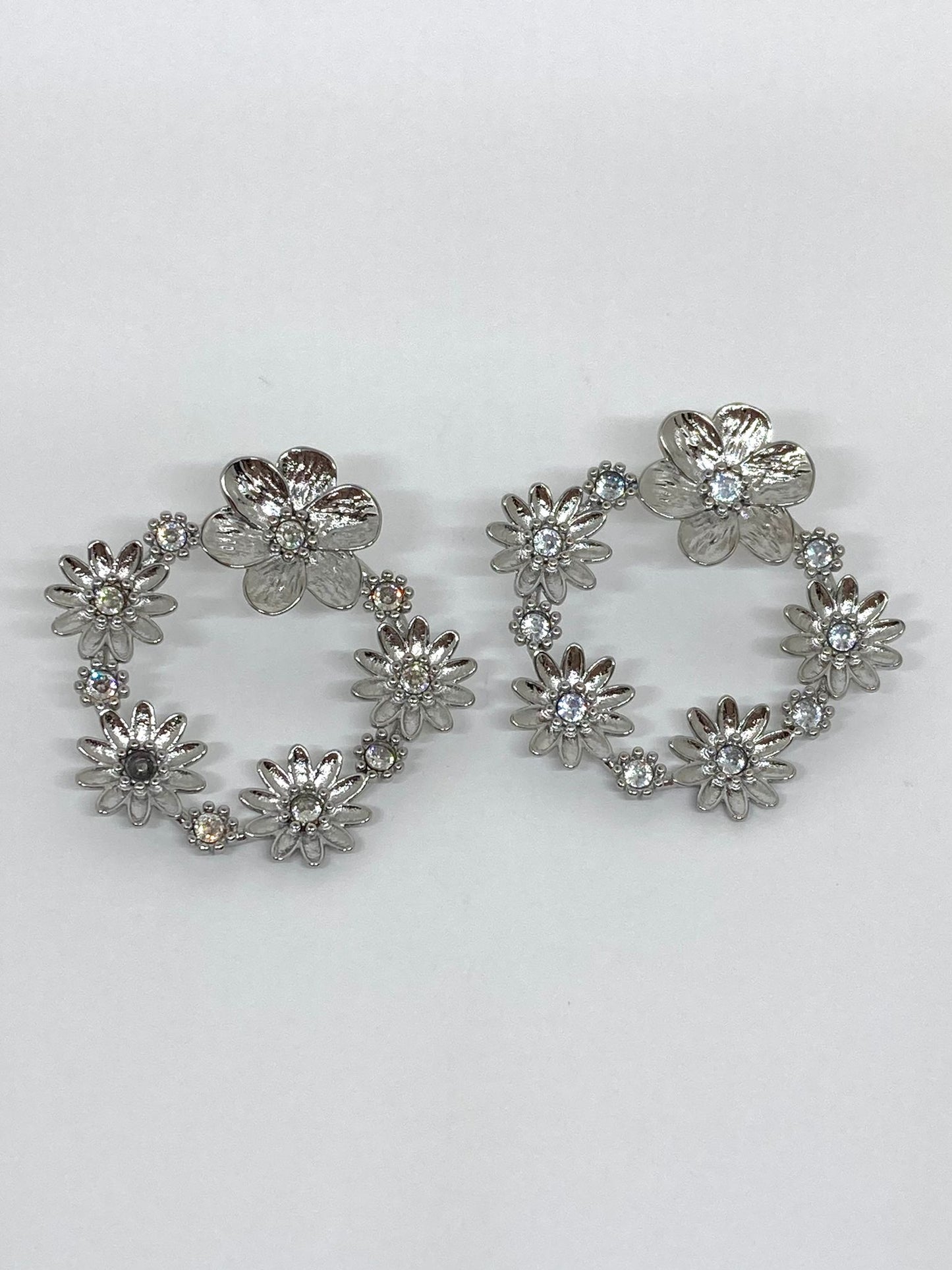 Boucles d’oreilles fleurs argentées