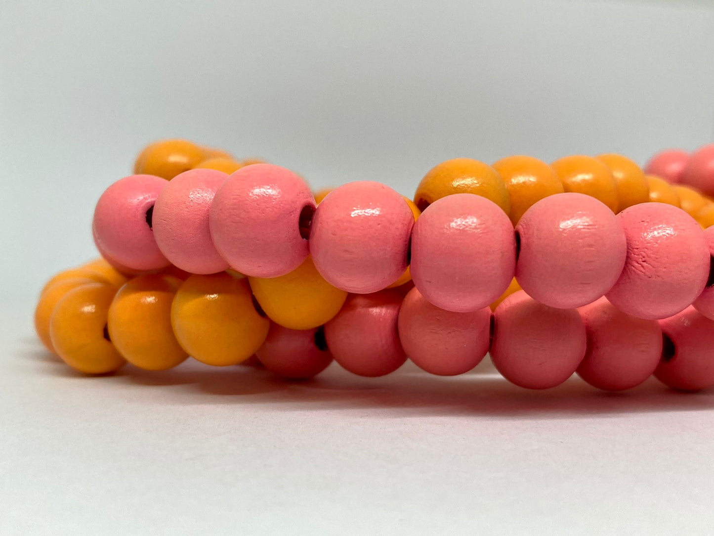 Chaîne de téléphone en perles de bois orange & rose - Colombie