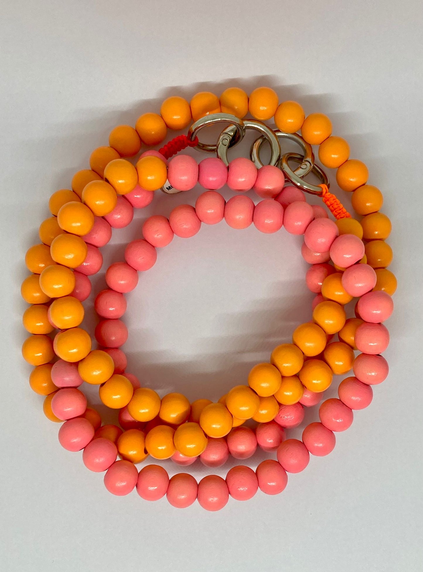 Chaîne de téléphone en perles de bois orange & rose - Colombie