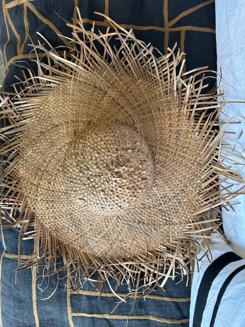Chapeau en fibres naturelles frangés - Indonésie