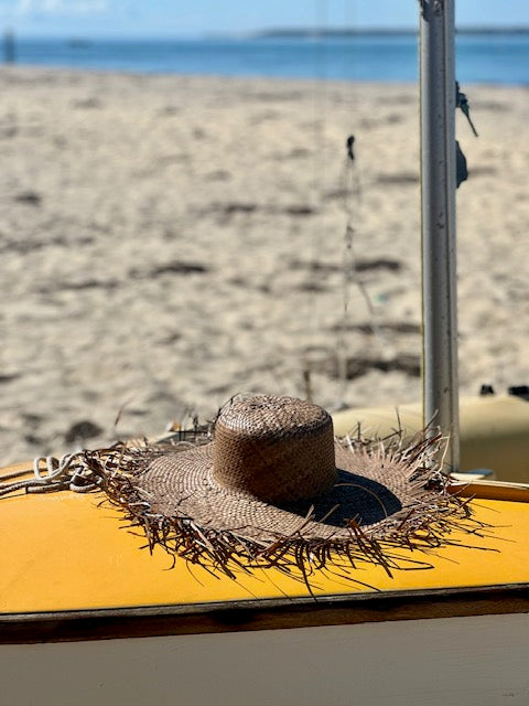 Chapeau en fibres naturelles frangés - Indonésie