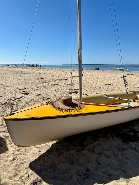 Chapeau en fibres naturelles frangés - Indonésie