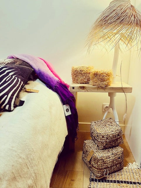 Bout de canapé / Chevet Rock The Kasbah - Pièce unique avec lampe intégrée