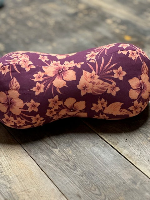 Coussin de nuque fleurs exotiques bordeaux