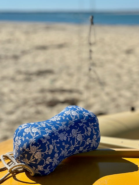 Coussin de nuque à fleurs bleues