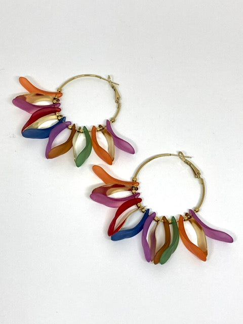 Créoles et pétales colorés