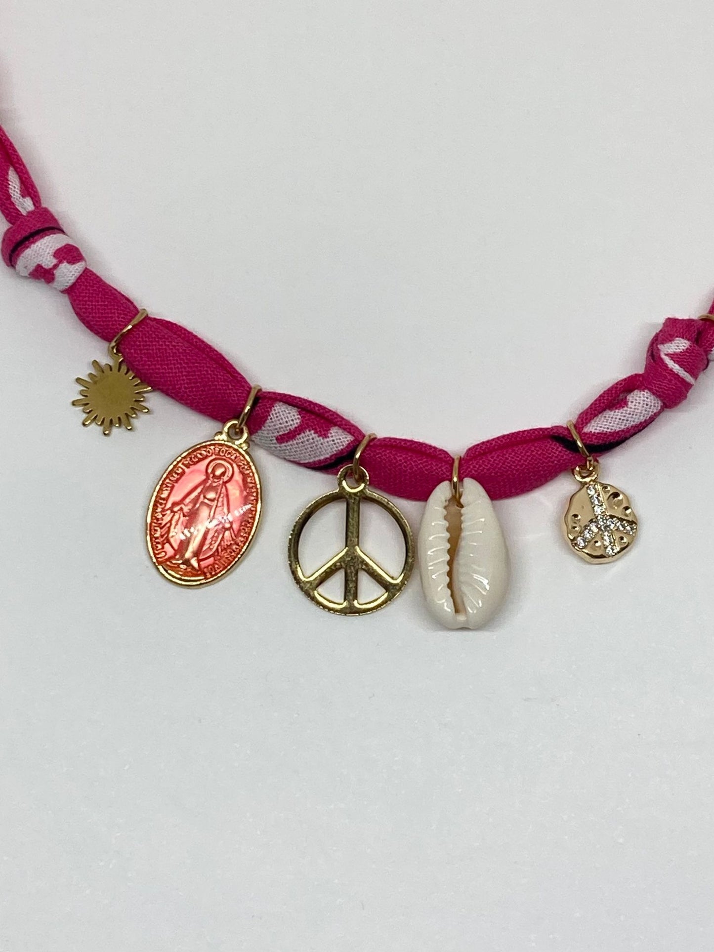 Collier/Manchette fushia coquillage & médaillon Madone - Badhnati