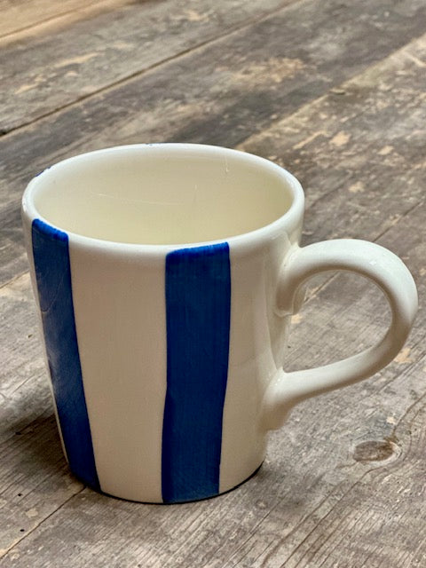 Mug rayé bleu en céramique