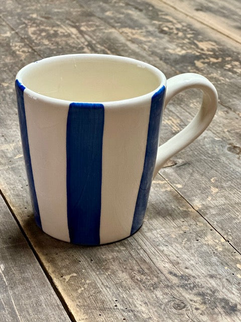 Mug rayé bleu en céramique