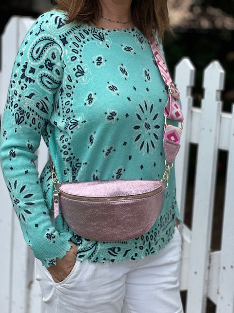 Sac Banane en cuir rose irisée