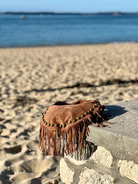 Sac frangé & studs dorés en cuir taupe - Italie