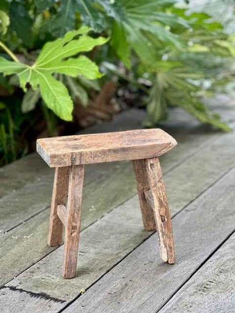 Tabouret d’écolier ancien en Teck vieilli - Atmosphère d’Ailleurs