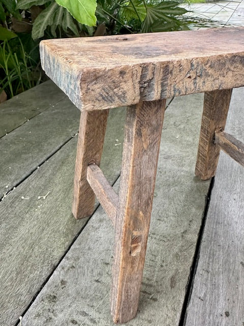 Tabouret d’écolier ancien en Teck vieilli - Atmosphère d’Ailleurs