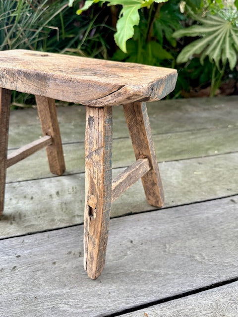 Tabouret d’écolier ancien en Teck vieilli - Atmosphère d’Ailleurs