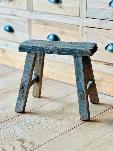 Tabouret d’écolier ancien en teck vieilli