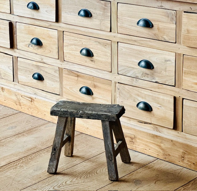 Tabouret d’écolier ancien en teck vieilli