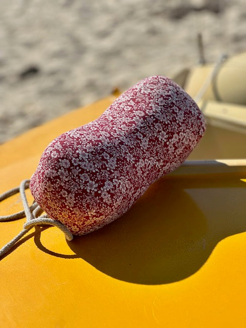 Coussin de nuque à fleurs bordeaux