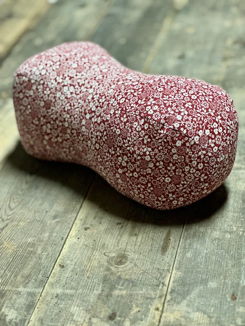 Coussin de nuque à fleurs bordeaux
