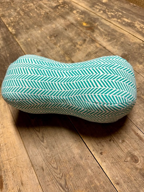 Coussin de nuque vert & géométrique