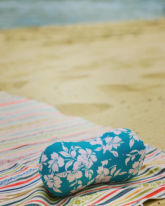 Coussin de nuque fleurs exotiques turquoises