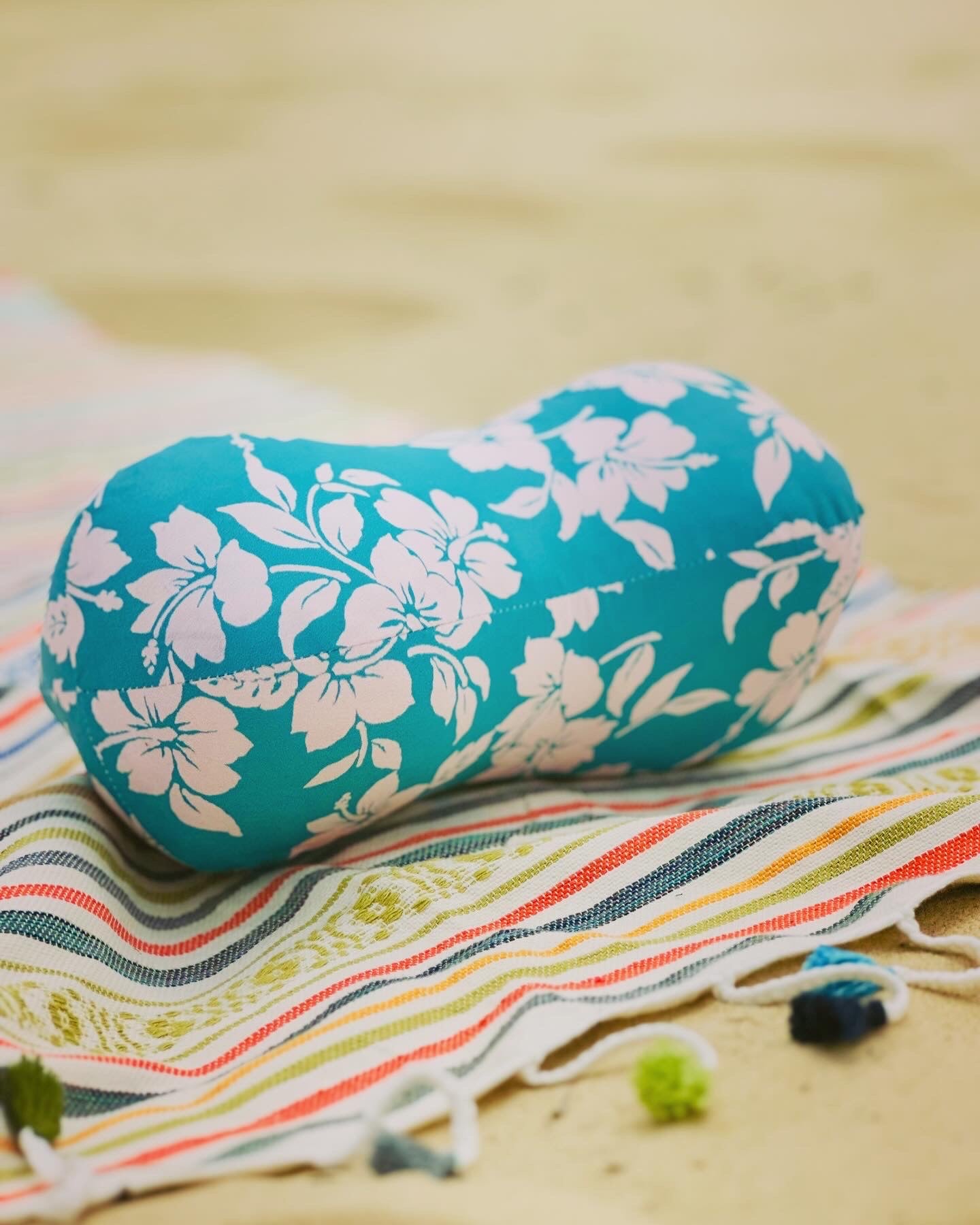 Coussin de nuque fleurs exotiques turquoises