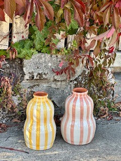 Vase rayé jaune